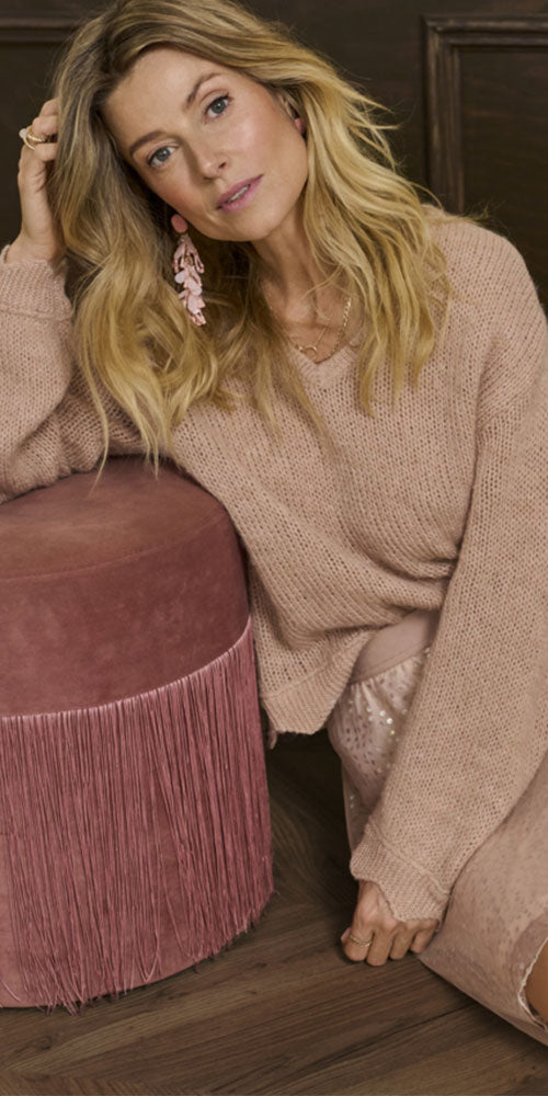 Cream Scalloped Edge V-neck, rose