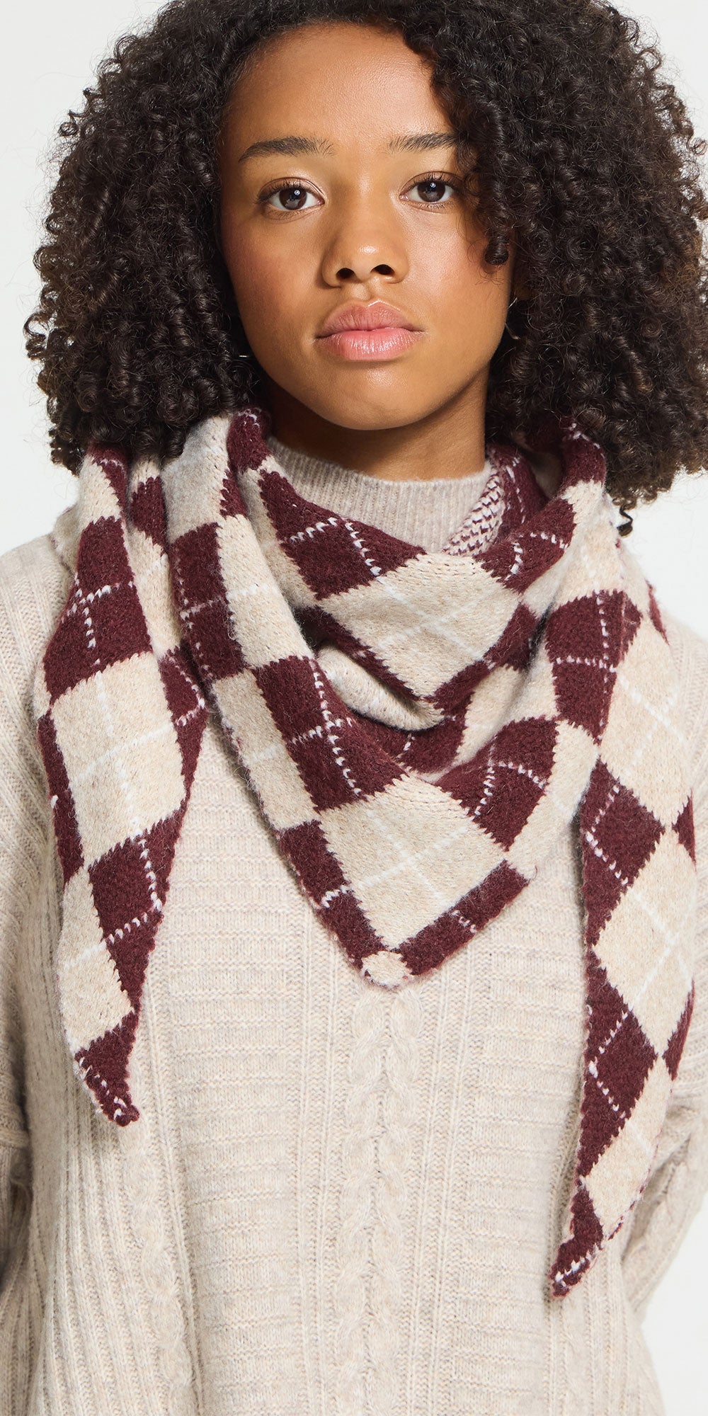 Ichi Argyle Triangle Scarf, burgundy/oatmeal