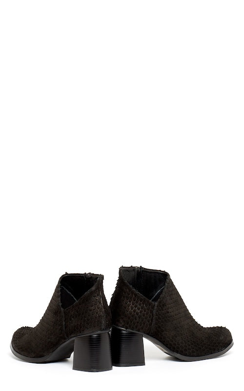 Bueno Nagi, black