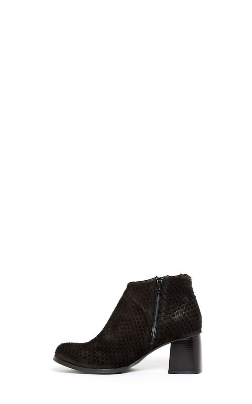 Bueno Nagi, black