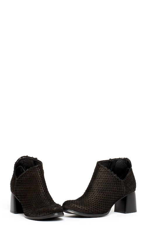 Bueno Nagi, black